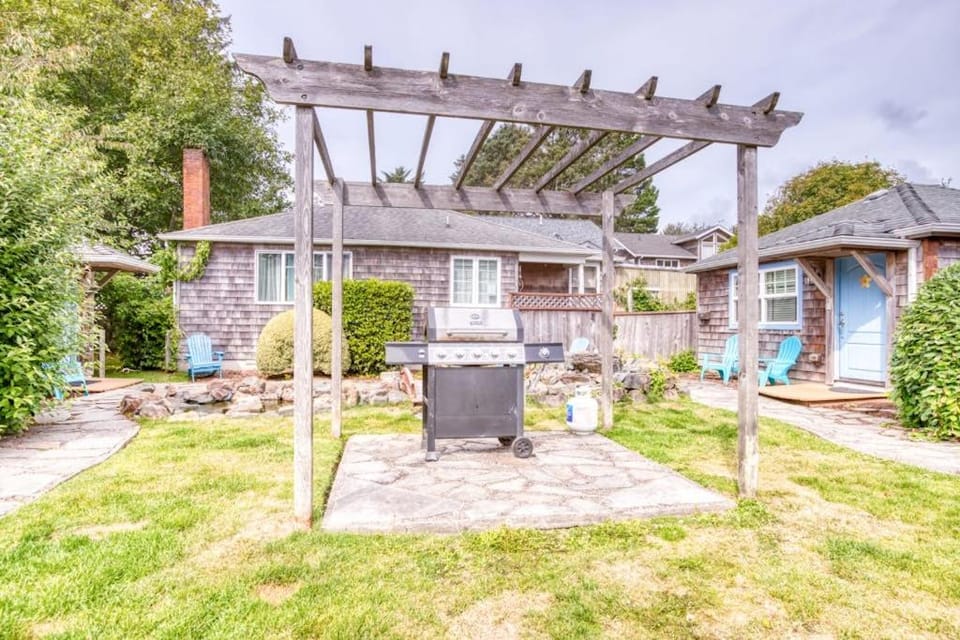 Serene Dog-Friendly Cottage - Blocks to Beach & Downtown House in Tolovana Park