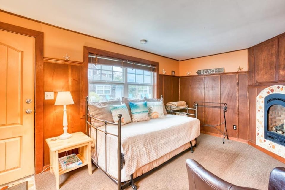 Serene Dog-Friendly Cottage - Blocks to Beach & Downtown House in Tolovana Park
