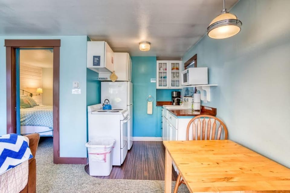 Three Sunny Cottages in a Great Location Near Downtown & Beach - Dogs Welcome House in Tolovana Park