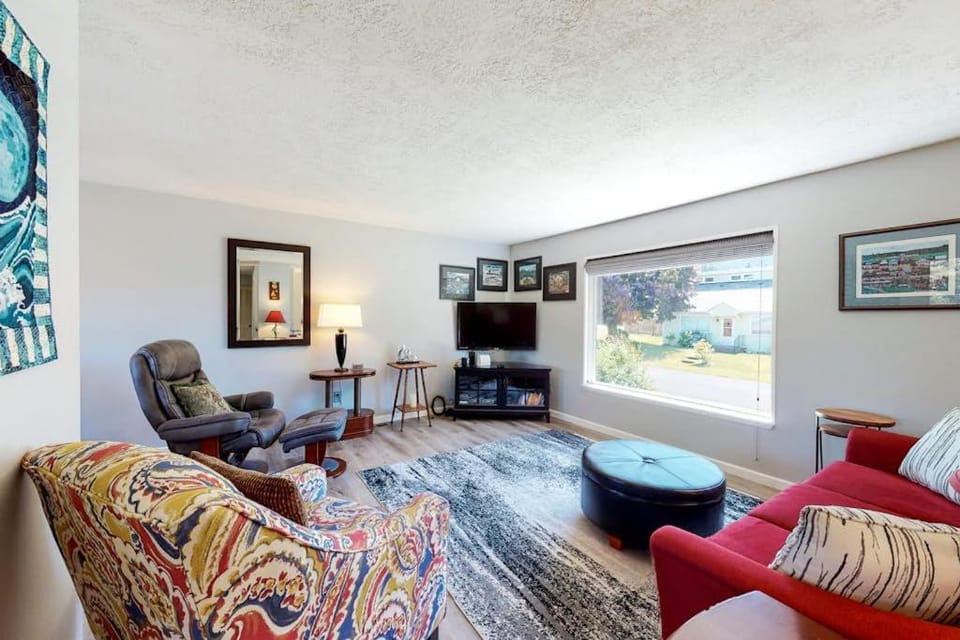 Magnificent Dog-Friendly Home with Lake & Mountain Views from the Large Deck Apartment in Washington