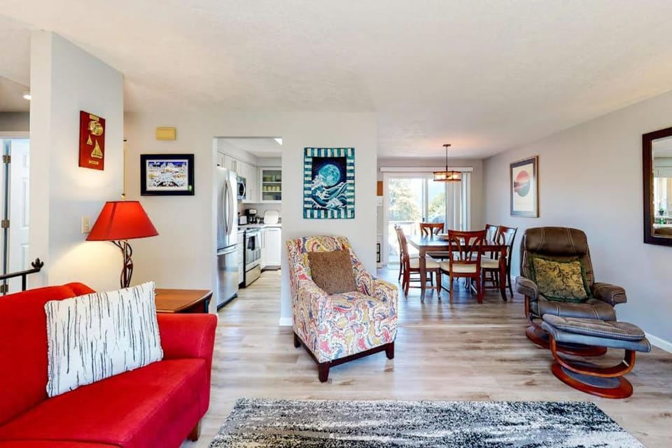 Magnificent Dog-Friendly Home with Lake & Mountain Views from the Large Deck Apartment in Washington