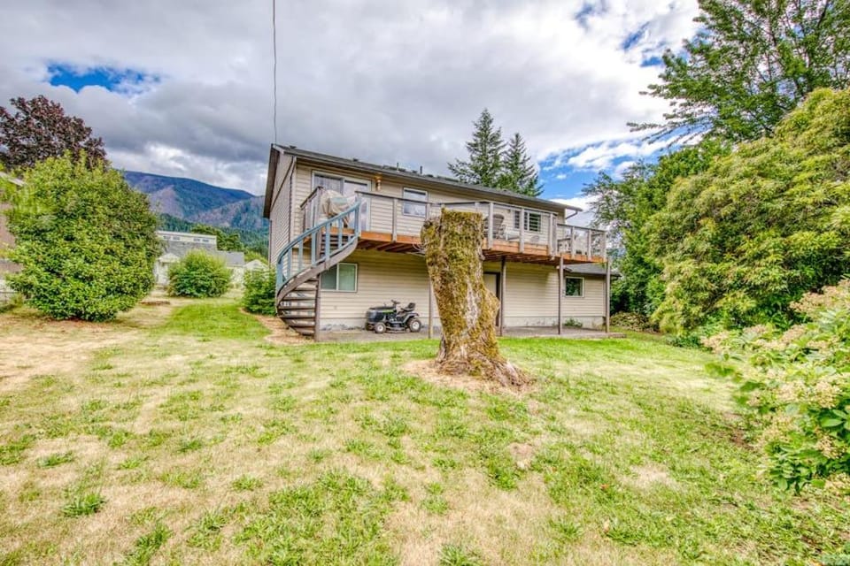 Magnificent Dog-Friendly Home with Lake & Mountain Views from the Large Deck Apartment in Washington