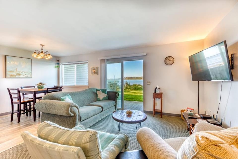 Cute Waterfront Cottage with Private washer&dryer & Wonderful Views of the Bay House in Coos Bay