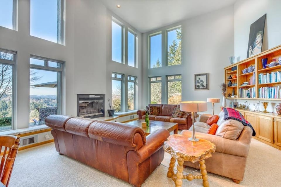 Mid-century home with floor-to-ceiling windows & great views House in Oregon