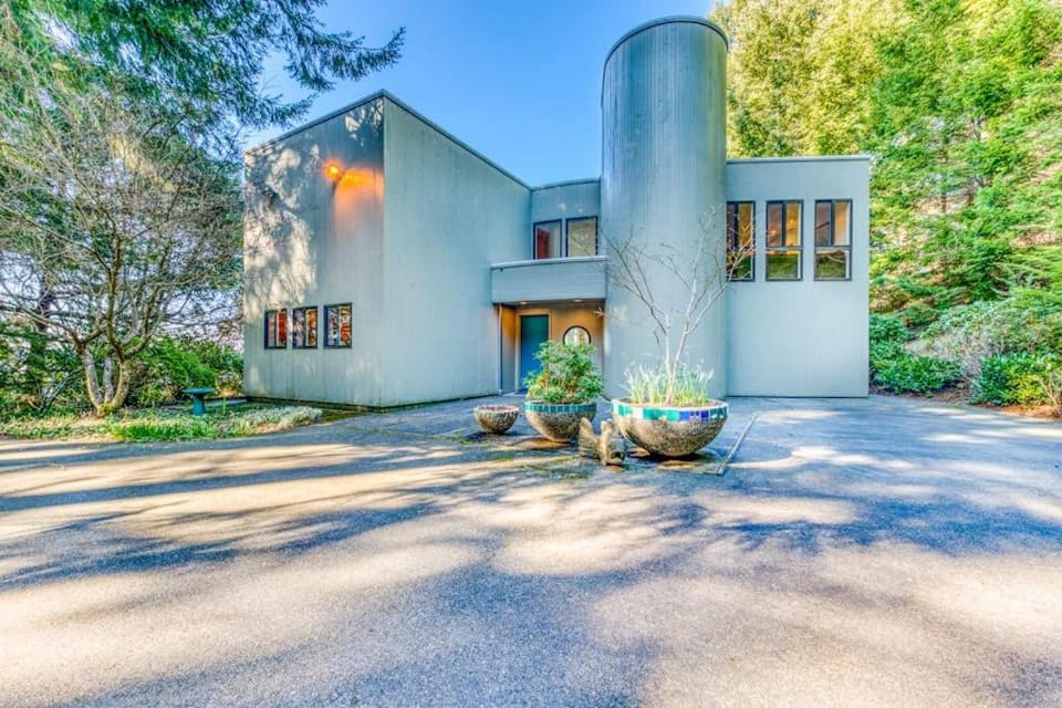 Mid-century home with floor-to-ceiling windows & great views House in Oregon