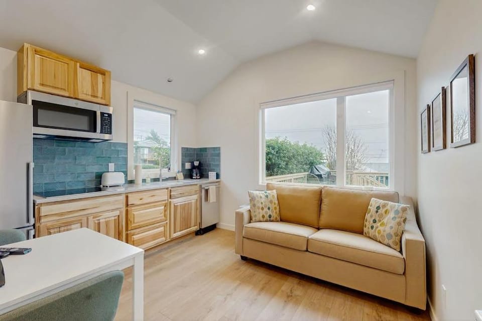 Dog-friendly comfy cabin only two blocks from the beach Cabin in Tolovana Park