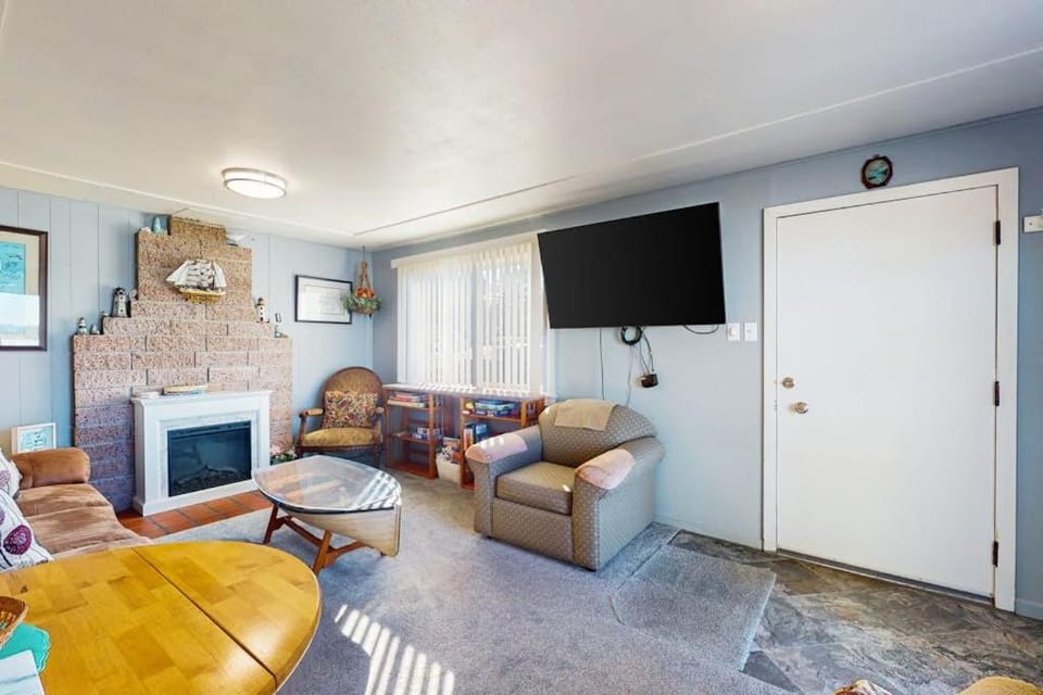 Waterfront home with panoramic bay views deck fireplace & beach access House in Coos Bay