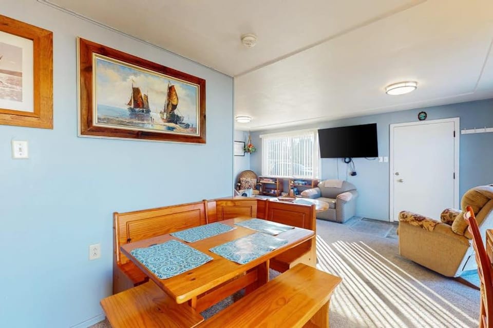 Waterfront home with panoramic bay views deck fireplace & beach access House in Coos Bay