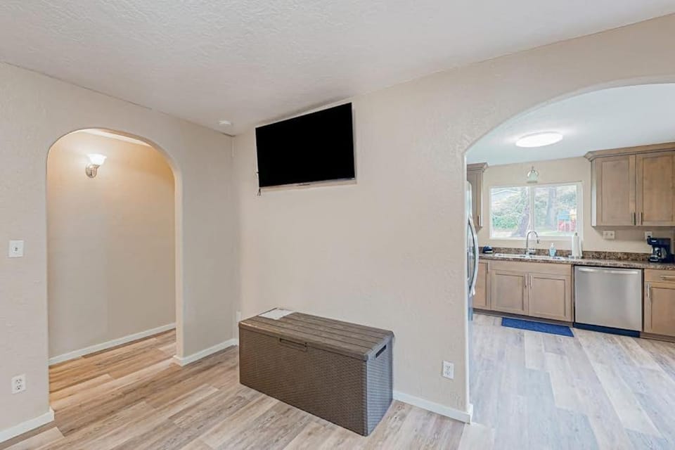 Spacious coastal property with separate living quarters wood stove & grill House in Coos Bay