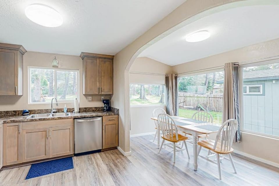 Spacious coastal property with separate living quarters wood stove & grill House in Coos Bay