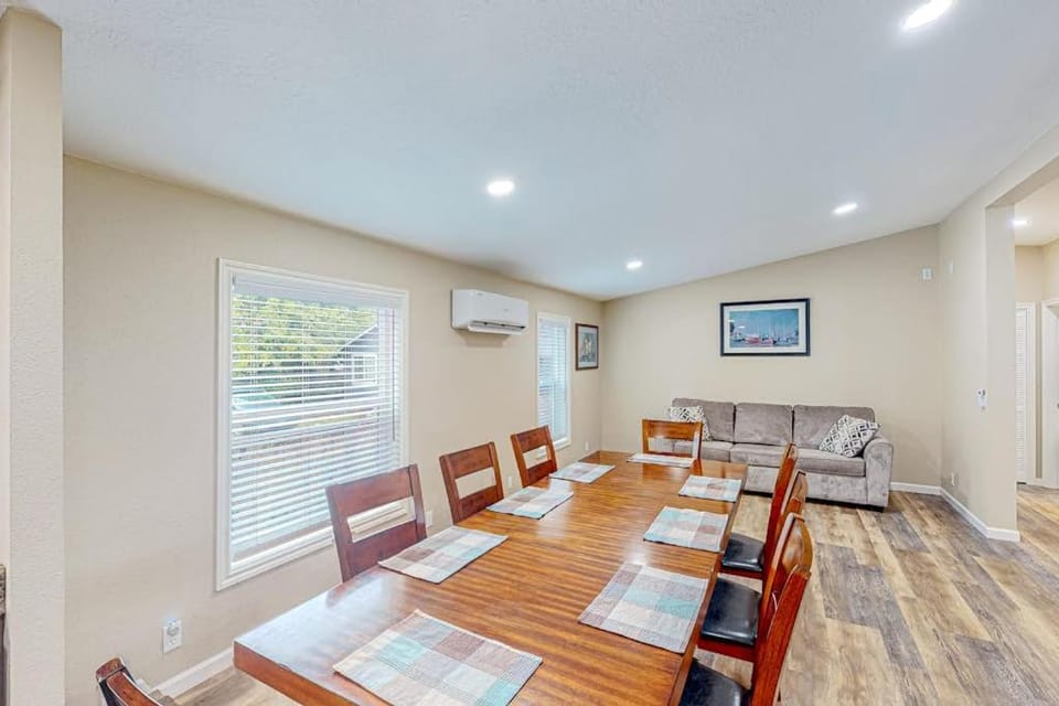 Modern spacious home near the bay with grill washer&dryer & large yard House in Coos Bay