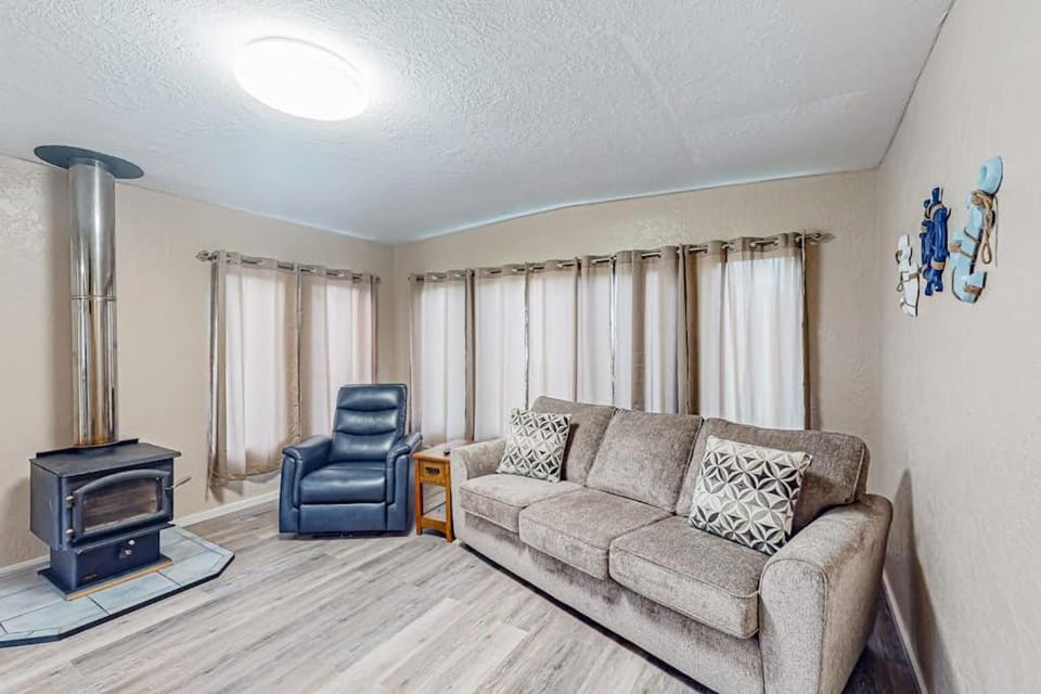 Home near the ocean with wood stove large yard washer&dryer streaming patio House in Coos Bay