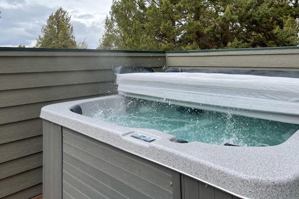 Spacious getaway near town with private hot tub pool access and fast WiFi House in Oregon