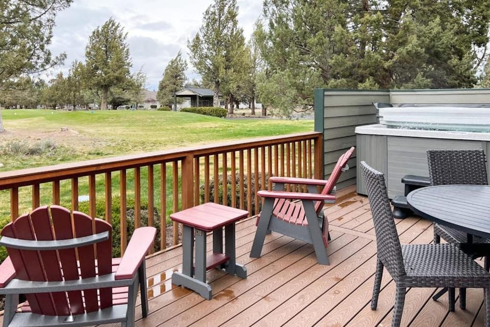 Spacious getaway near town with private hot tub pool access and fast WiFi House in Oregon