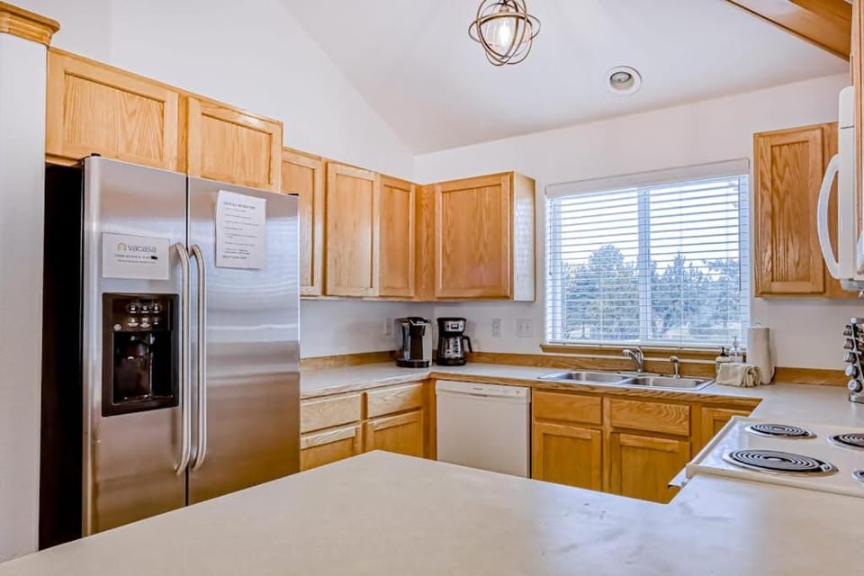 Spacious getaway near town with private hot tub pool access and fast WiFi House in Oregon