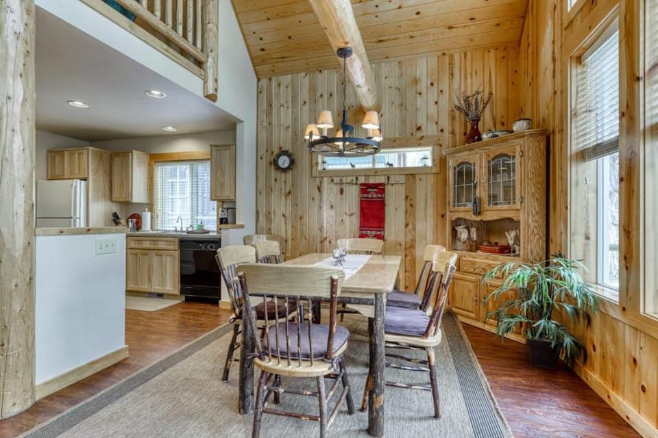 Charming resort home with fireplace deck gas grill and gas stone fireplace Chalet in Oregon