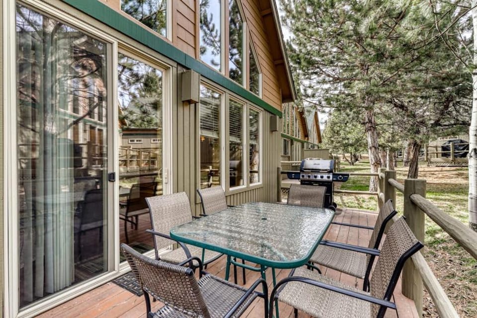 Charming resort home with fireplace deck gas grill and gas stone fireplace Chalet in Oregon
