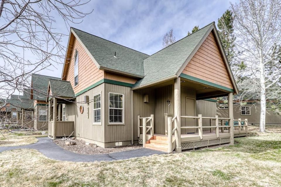 Charming resort home with fireplace deck gas grill and gas stone fireplace Chalet in Oregon