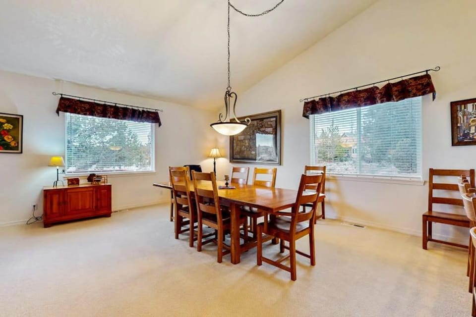 Light & bright family home with shared hot tub pool & more House in Oregon