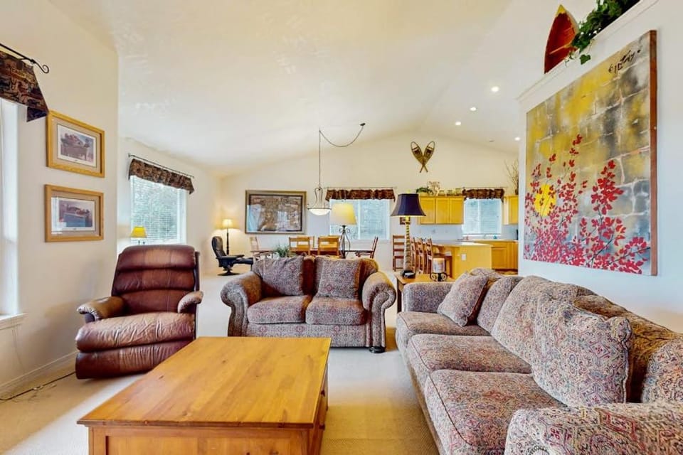 Light & bright family home with shared hot tub pool & more House in Oregon