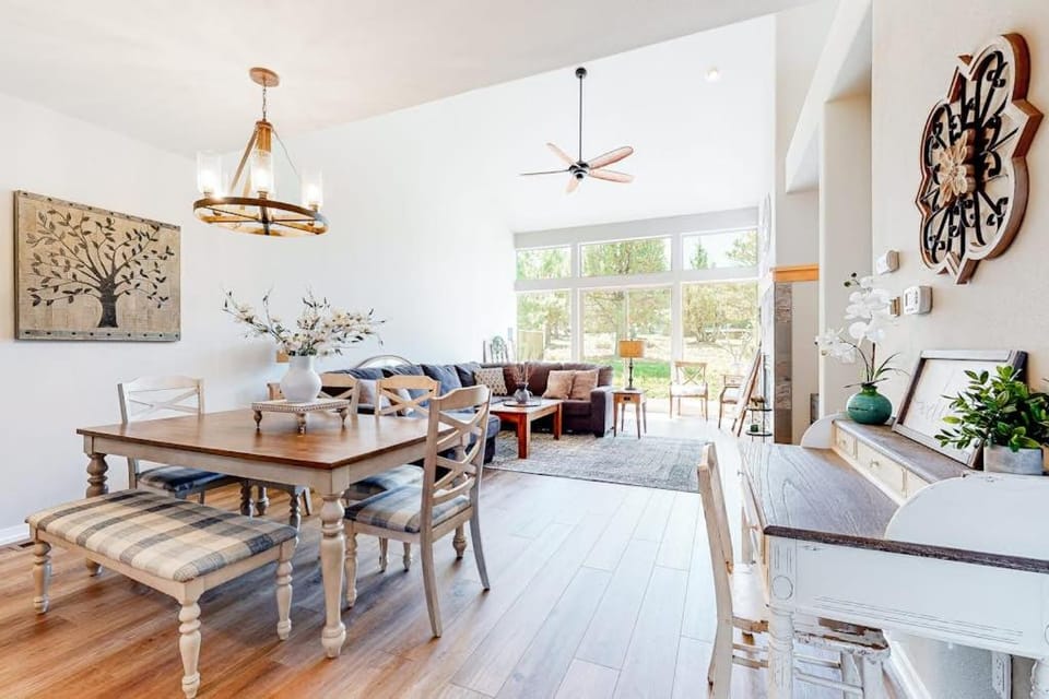 Dog-Friendly Home with Private Hot Tub High-Speed WiFi Shared Pool & Central AC House in Oregon