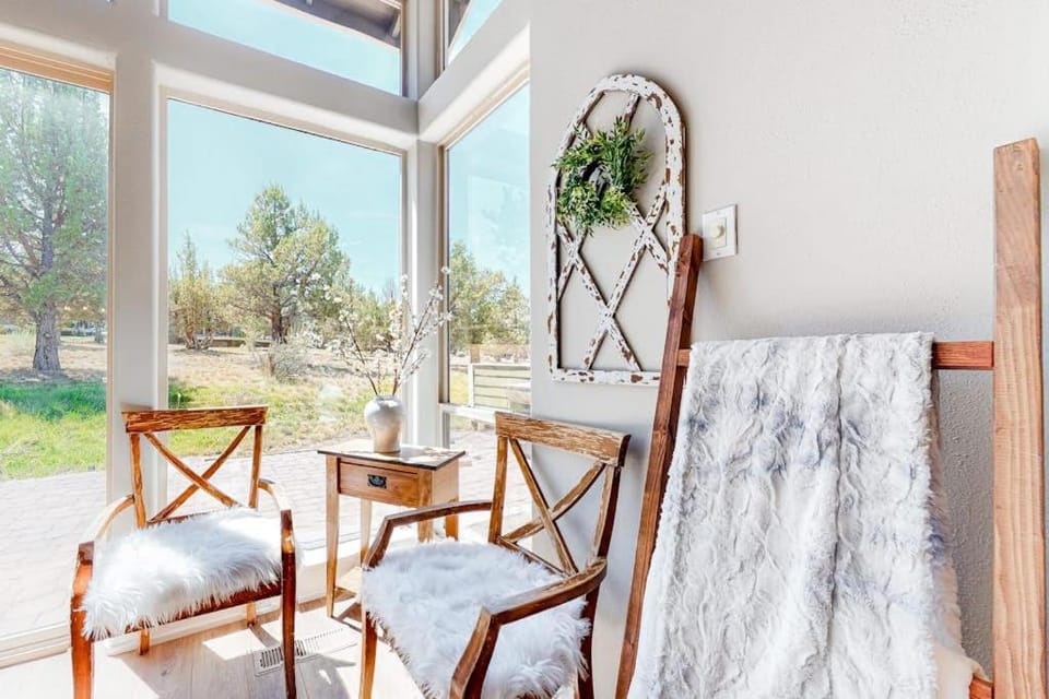 Dog-Friendly Home with Private Hot Tub High-Speed WiFi Shared Pool & Central AC House in Oregon