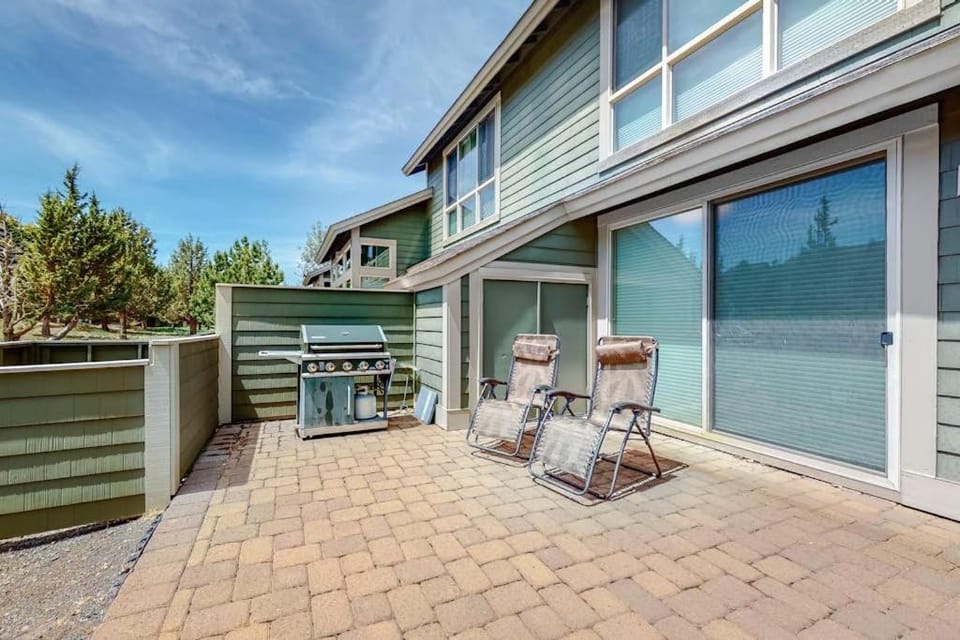2-Story Home withPatio Gas Grill Gas Fireplace Free WiFi Shared Pools Hot Tub House in Oregon