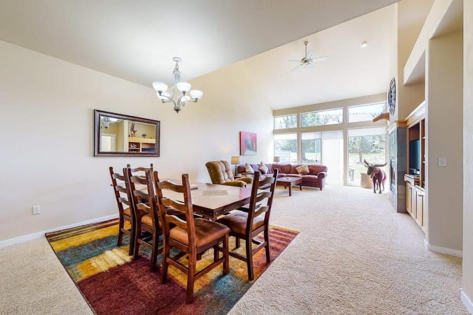 2-Story Home withPatio Gas Grill Gas Fireplace Free WiFi Shared Pools Hot Tub House in Oregon