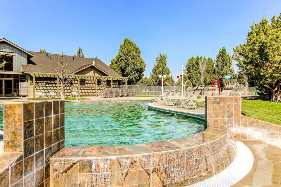 Two-Story Townhouse withFree WiFi Fireplace AC Patio & Shared Hot Tub Pools House in Oregon