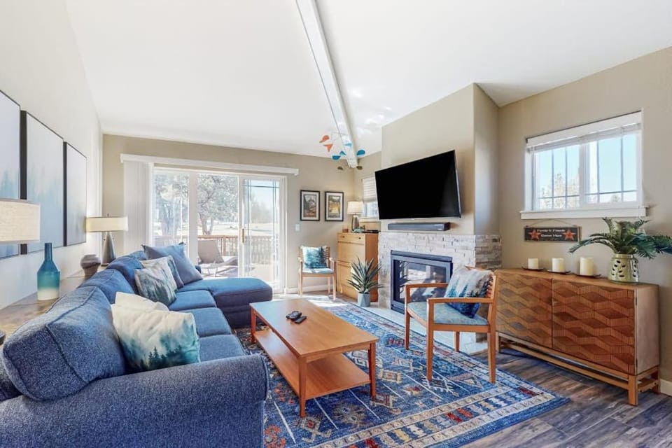 Resort townhouse with central AC & WiFi pool hot tub & golf access - dogs OK House in Oregon
