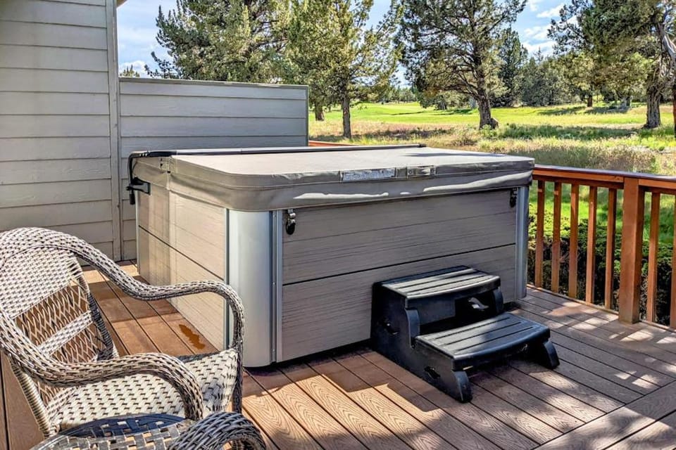 Resort townhouse with central AC & WiFi pool hot tub & golf access - dogs OK House in Oregon