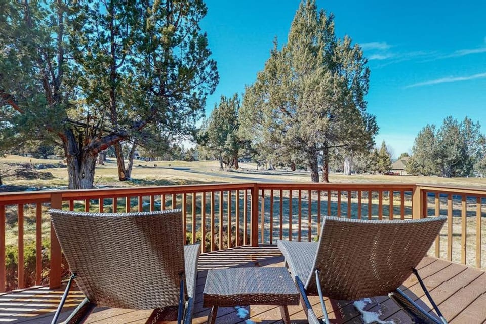 Resort townhouse with central AC & WiFi pool hot tub & golf access - dogs OK House in Oregon