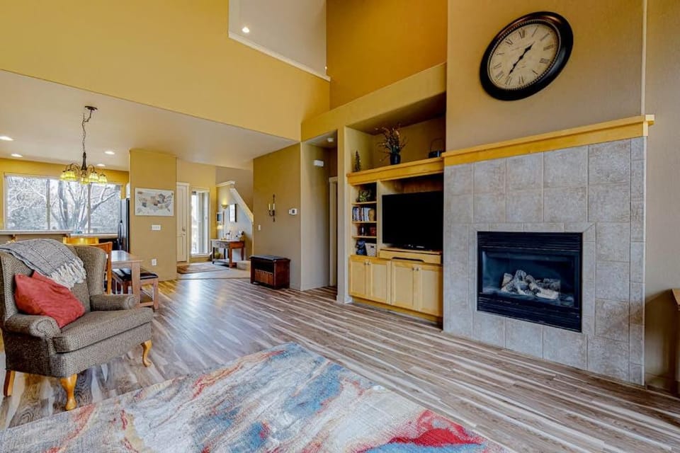 Inviting townhouse with fast WiFi patio & access to pools golf tennis & gym House in Oregon