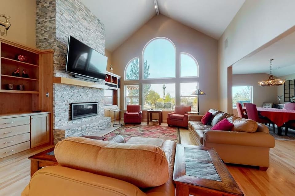 Spacious dog-friendly home with hot tub fireplace & resort pools golf tennis House in Oregon