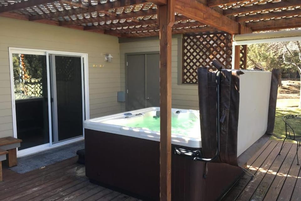 Spacious dog-friendly home with hot tub fireplace & resort pools golf tennis House in Oregon