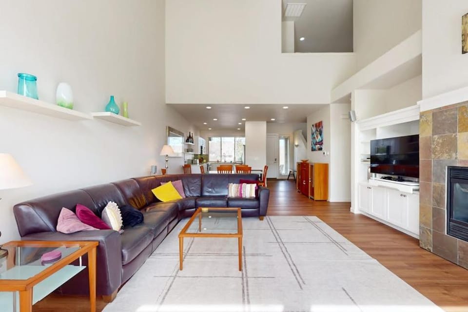 Spacious townhouse with fireplace fast WiFi & resort pools-hot tub-golf House in Oregon