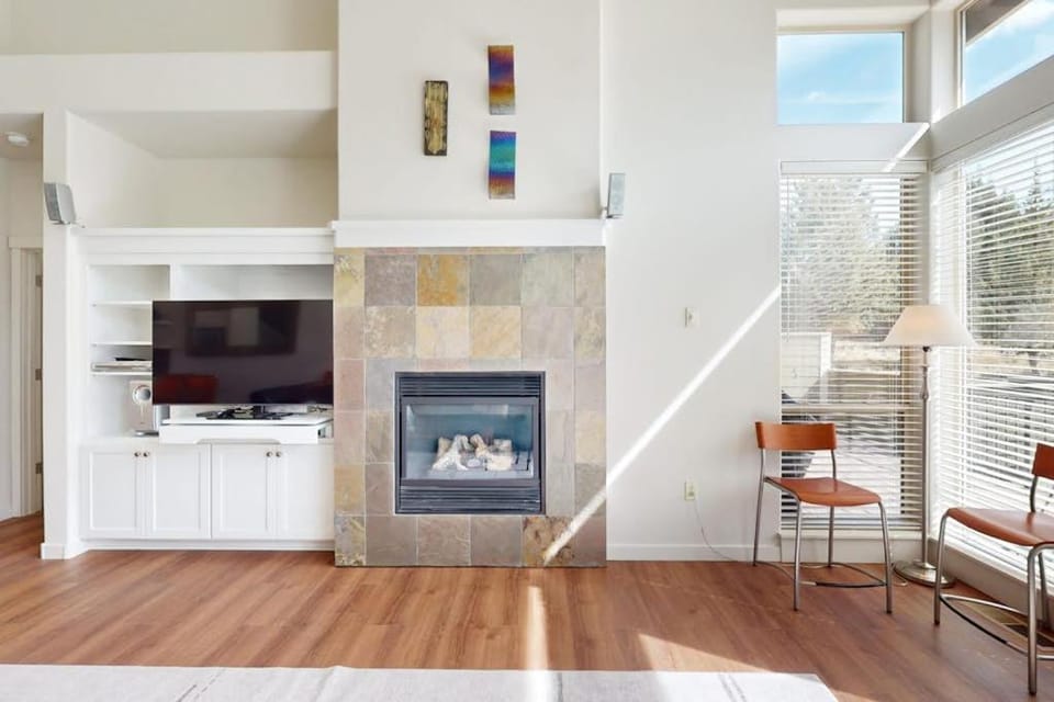 Spacious townhouse with fireplace fast WiFi & resort pools-hot tub-golf House in Oregon