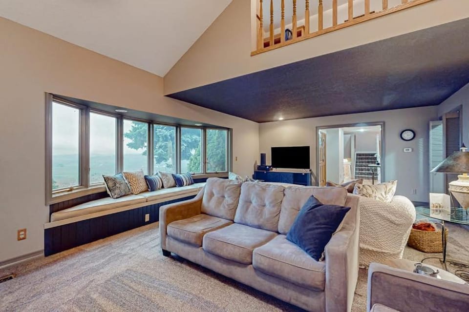 Dog-friendly hilltop estate with fireplace & incredible Columbia River view House in Oregon