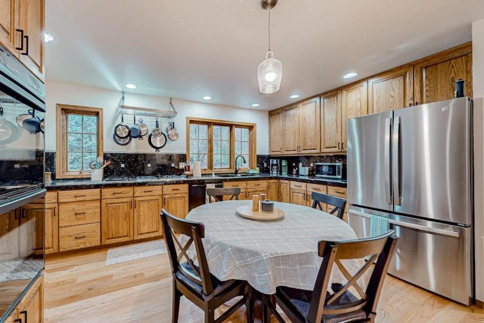 Dog-friendly hilltop estate with fireplace & incredible Columbia River view House in Oregon