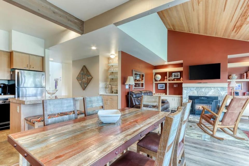 Refined golf course resort home on the fairway with a private hot tub House in Oregon