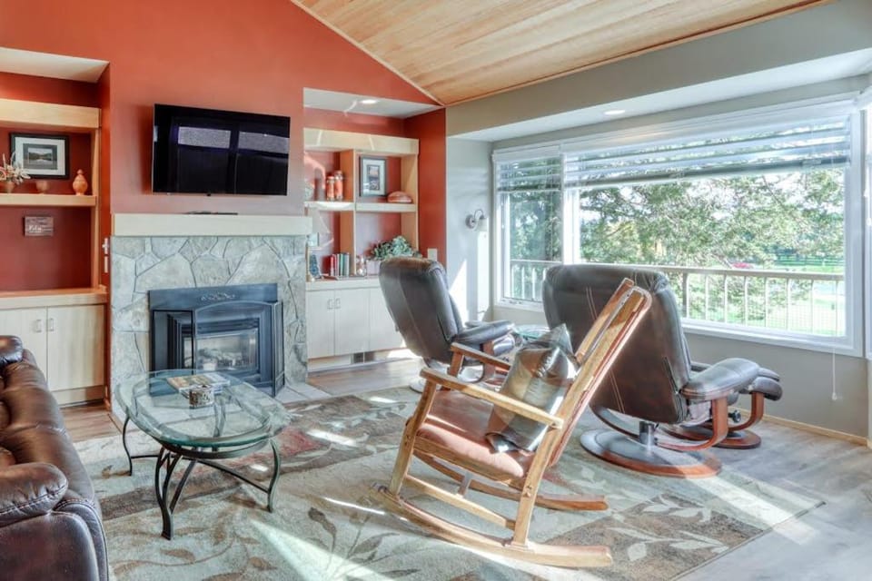 Refined golf course resort home on the fairway with a private hot tub House in Oregon