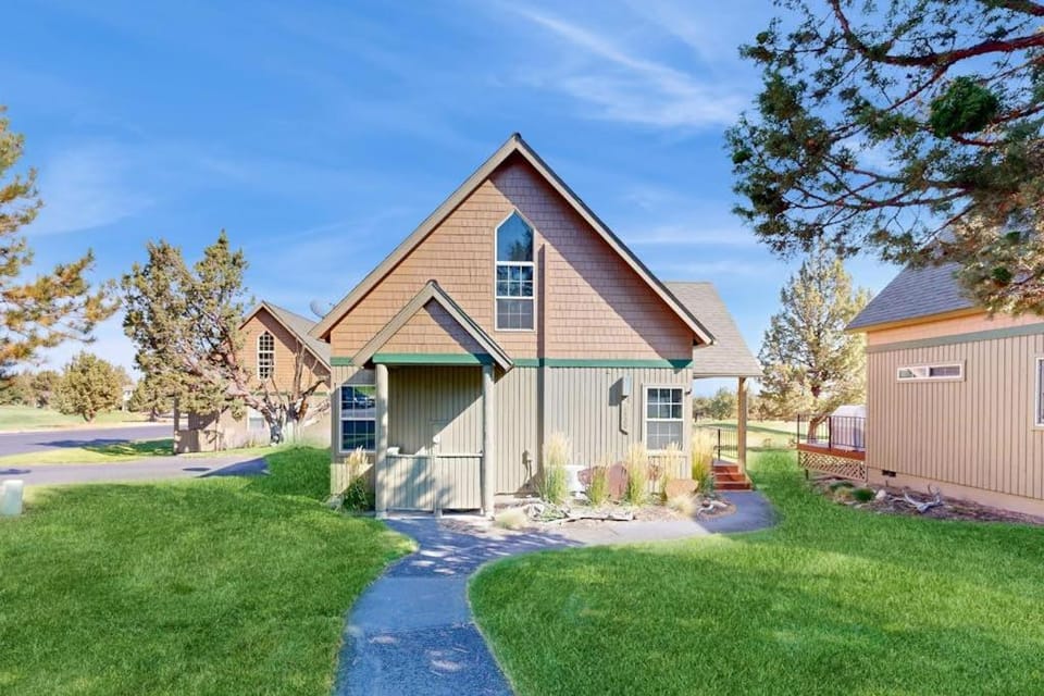 Beautifully updated golf-course-front chalet with deck pools hot tubs & gyms Chalet in Oregon