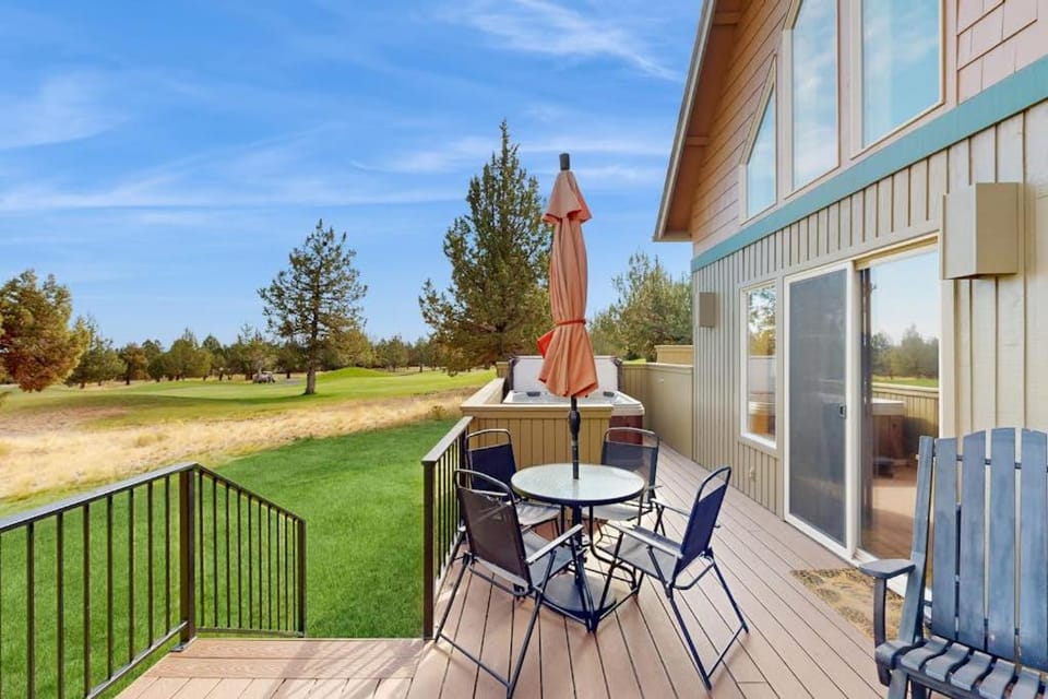 Beautifully updated golf-course-front chalet with deck pools hot tubs & gyms Chalet in Oregon