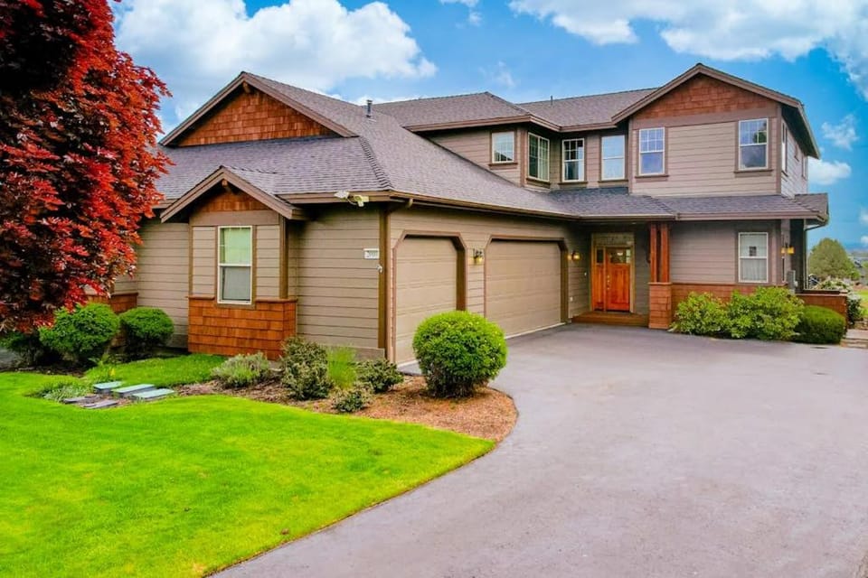 Golf course-front home with deck hot tub fireplace W&D & community pool House in Oregon