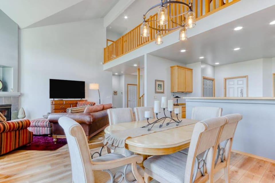 Golf course-front home with deck hot tub fireplace W&D & community pool House in Oregon