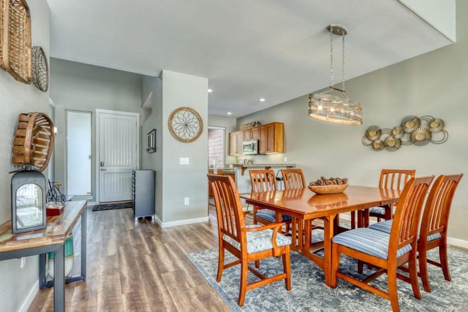 Light-filled townhome with fireplace pools hot tubs gyms golf & tennis House in Oregon