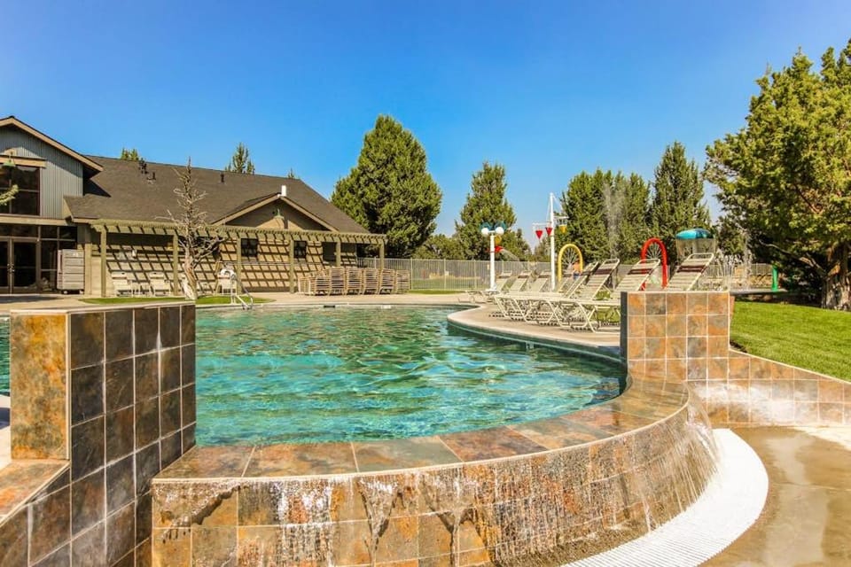 Light-filled townhome with fireplace pools hot tubs gyms golf & tennis House in Oregon