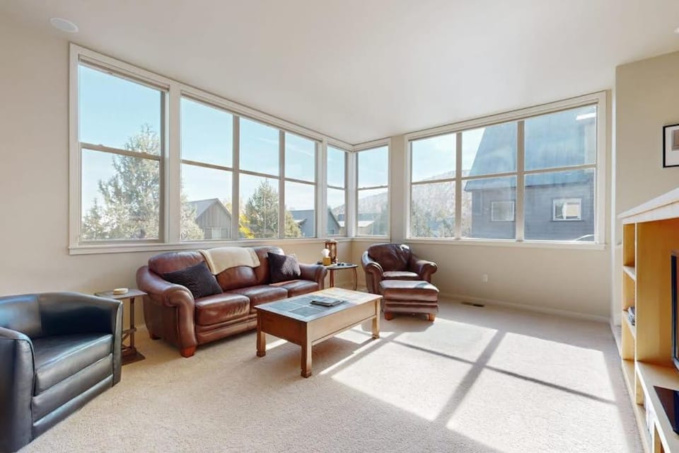 Beautiful home with resort amenities Hot Tub WiFi patio and AC House in Oregon