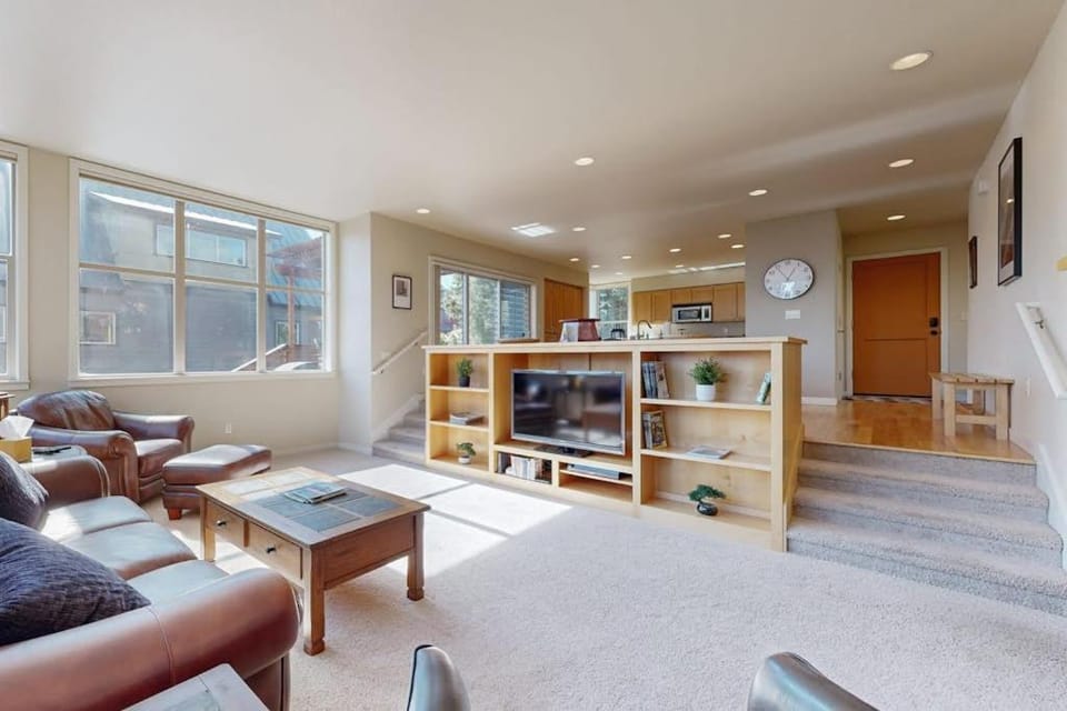 Beautiful home with resort amenities Hot Tub WiFi patio and AC House in Oregon