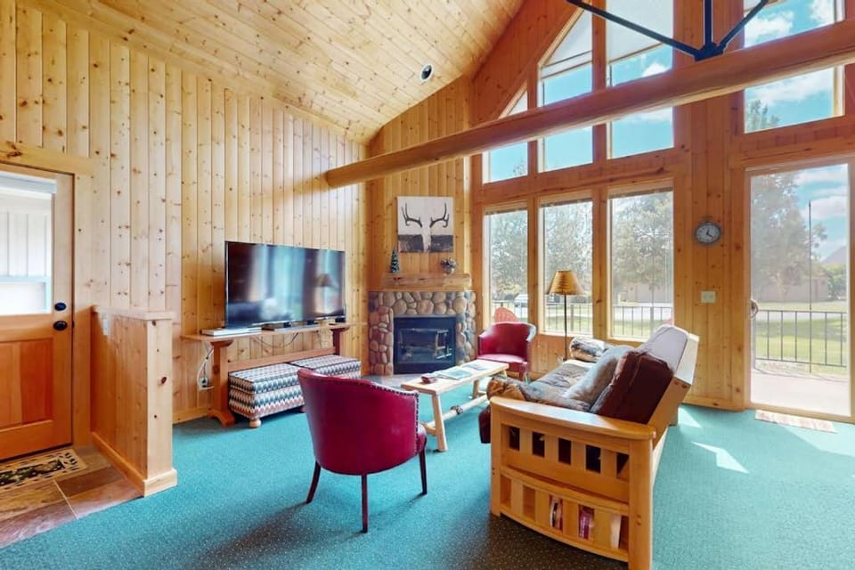 Inviting home with expansive deck BBQ grill & access to Eagle Crest Resort Chalet in Oregon